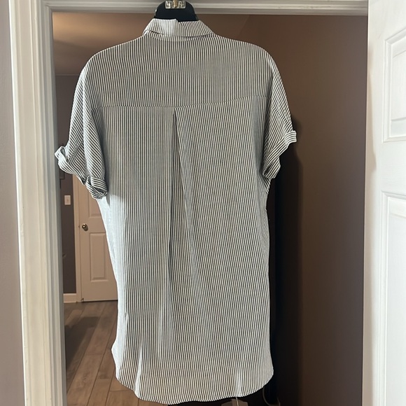 BCBG XS striped button up high/low - Picture 2 of 3